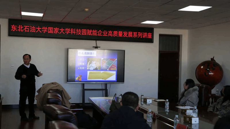 企业在申请专利时，应根据以下因素进行选择：